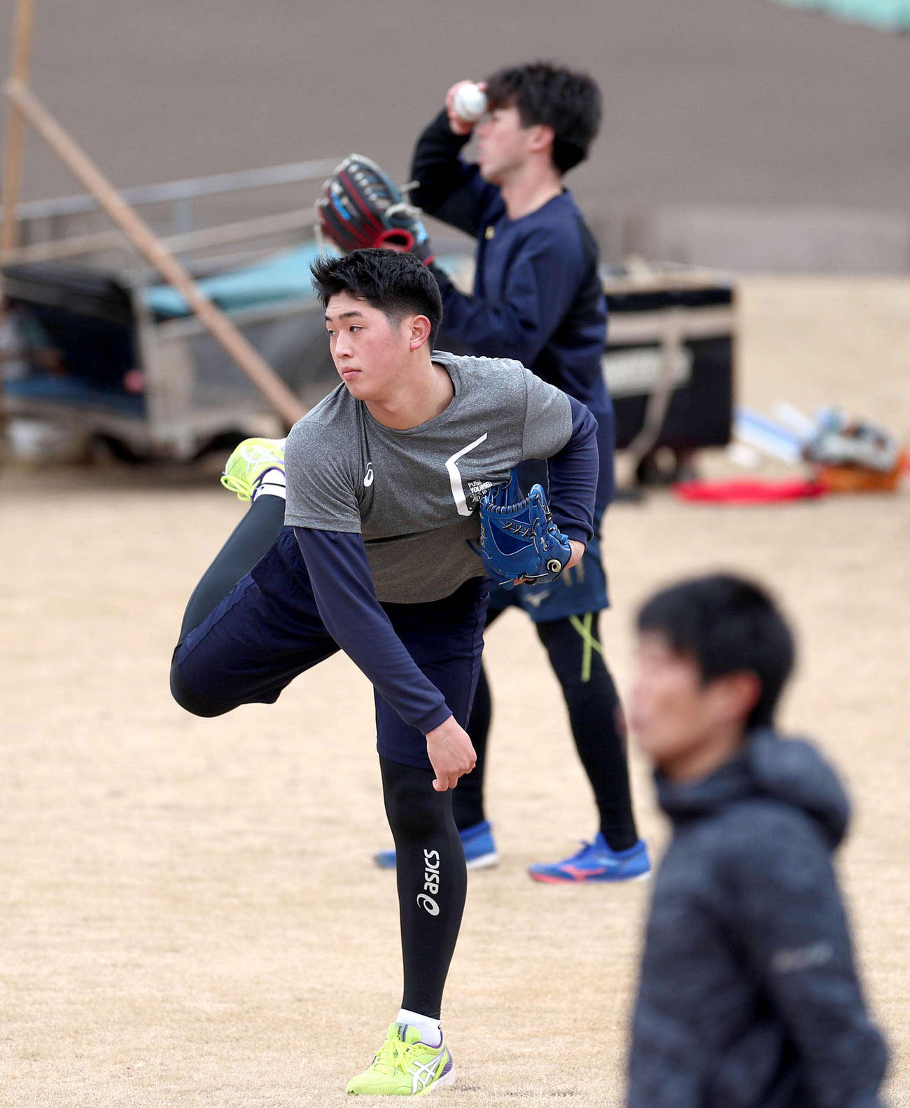 キャッチボールをする日本ハム松本遼（撮影・佐藤翔太）