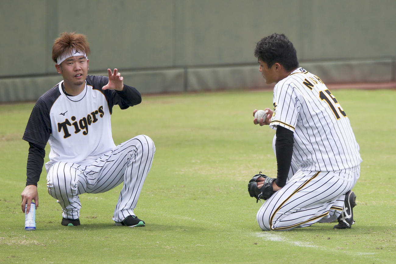 20年7月、西勇（左）のアドバイスを受ける西純