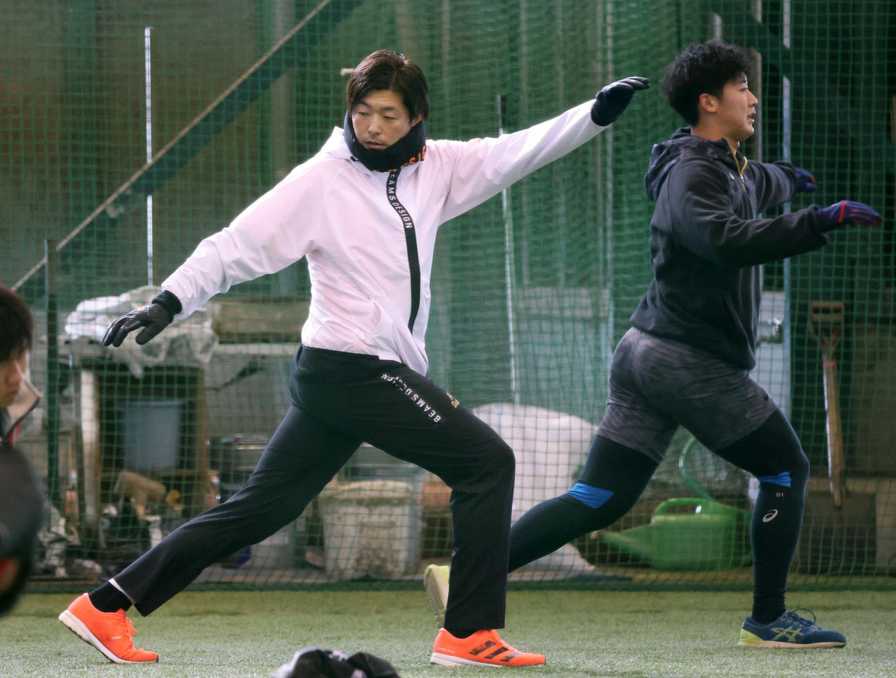 自主トレを行う大瀬良と山口（右）（撮影・加藤孝規）