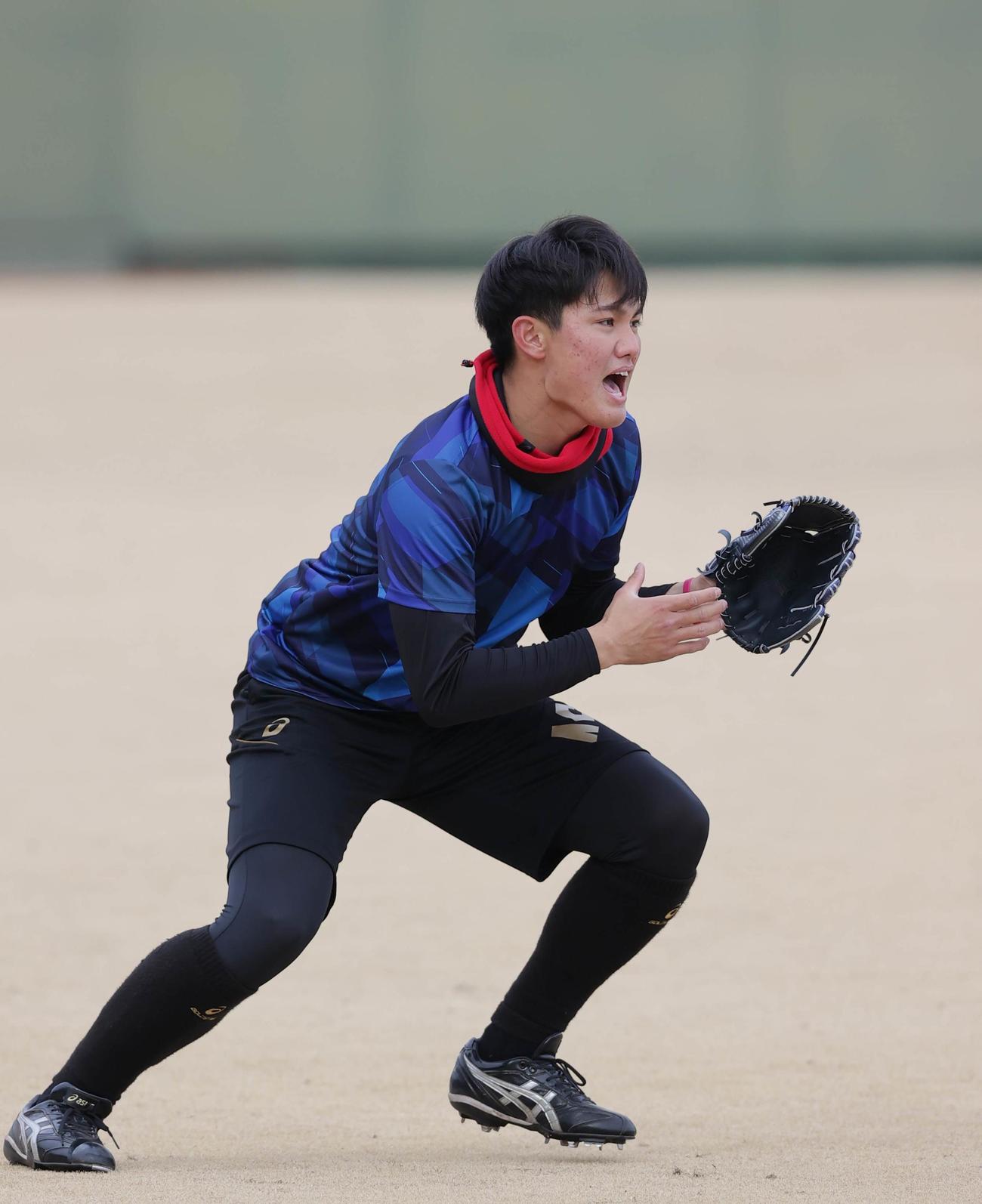 キャッチボールで声を出す西純（代表撮影）