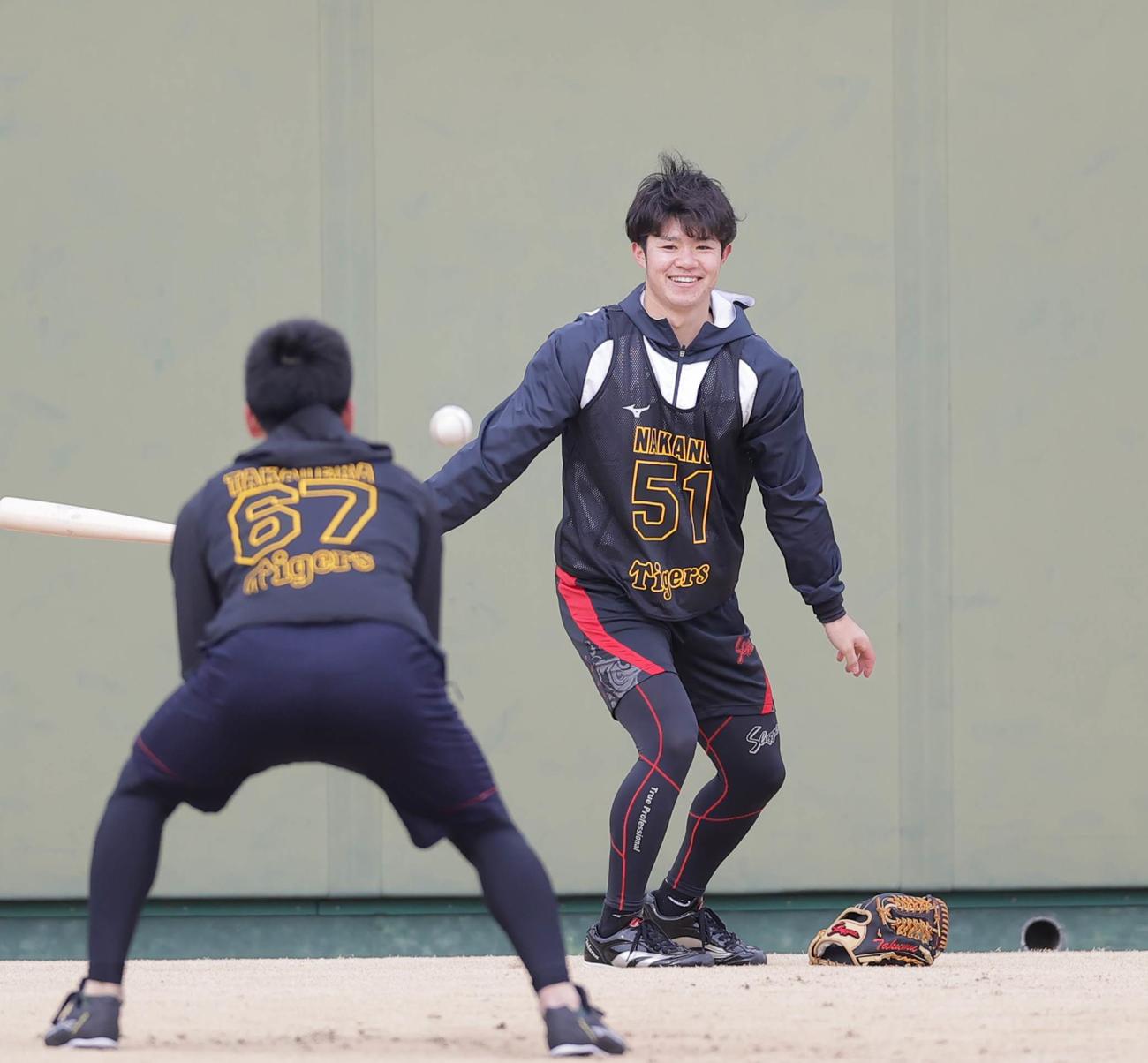 笑顔でペッパー打撃を行う中野（代表撮影）
