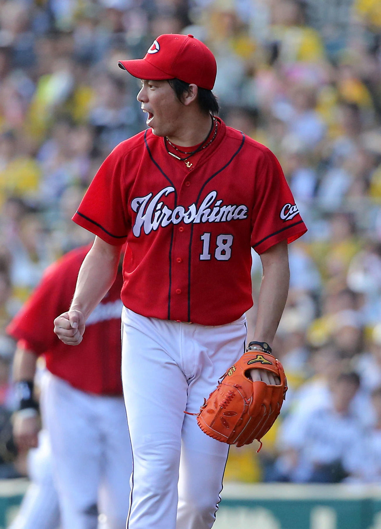 13年10月、広島時代の前田健太も使用していたトンボが描かれたデザインのグラブ