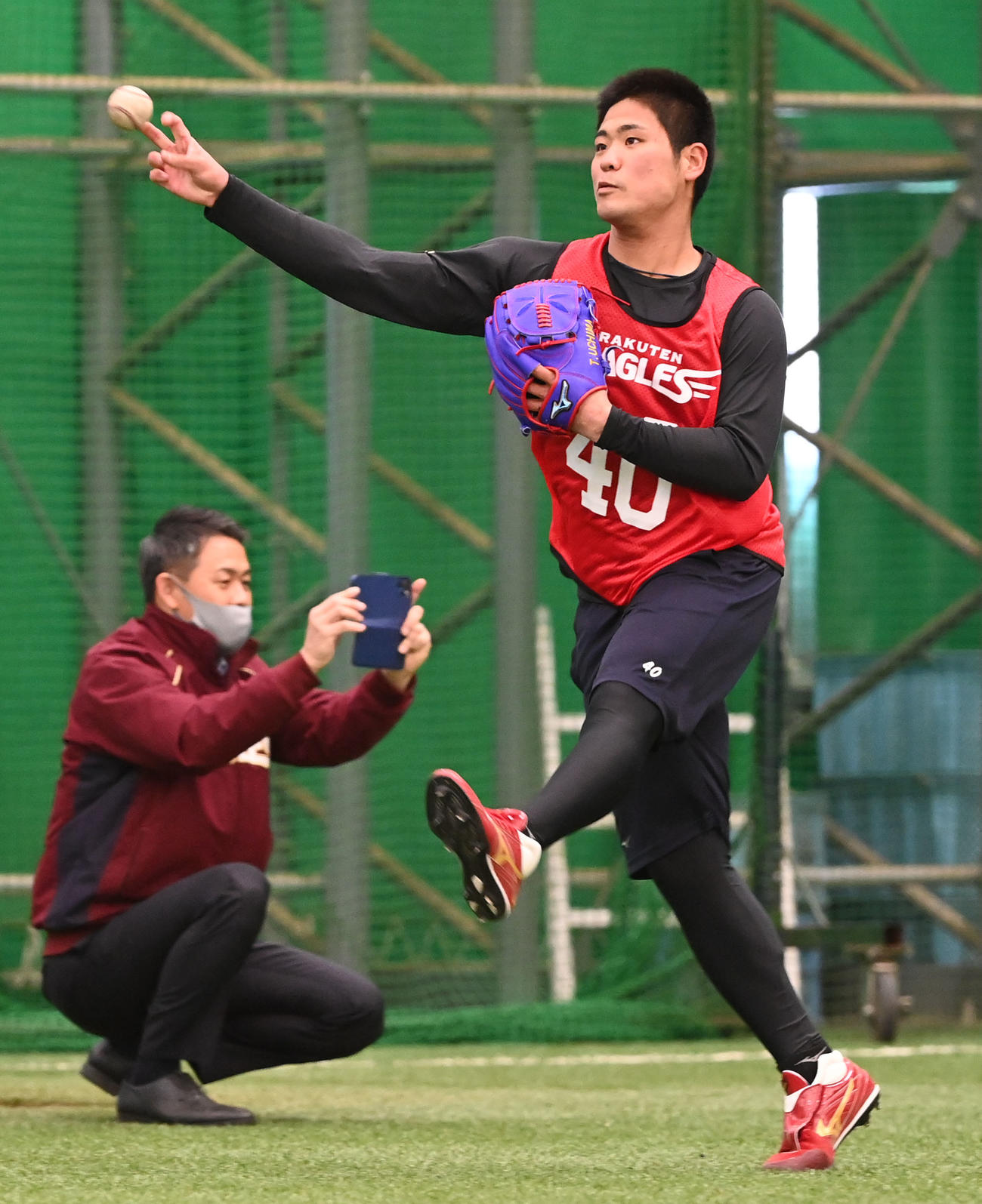 ノックでランニングスローを見せる楽天内間（撮影・山崎安昭）