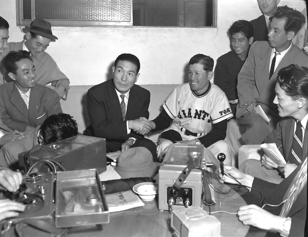 55年、日本シリーズを翌日に控え、握手をかわす南海鶴岡一人監督（左）と巨人水原茂監督