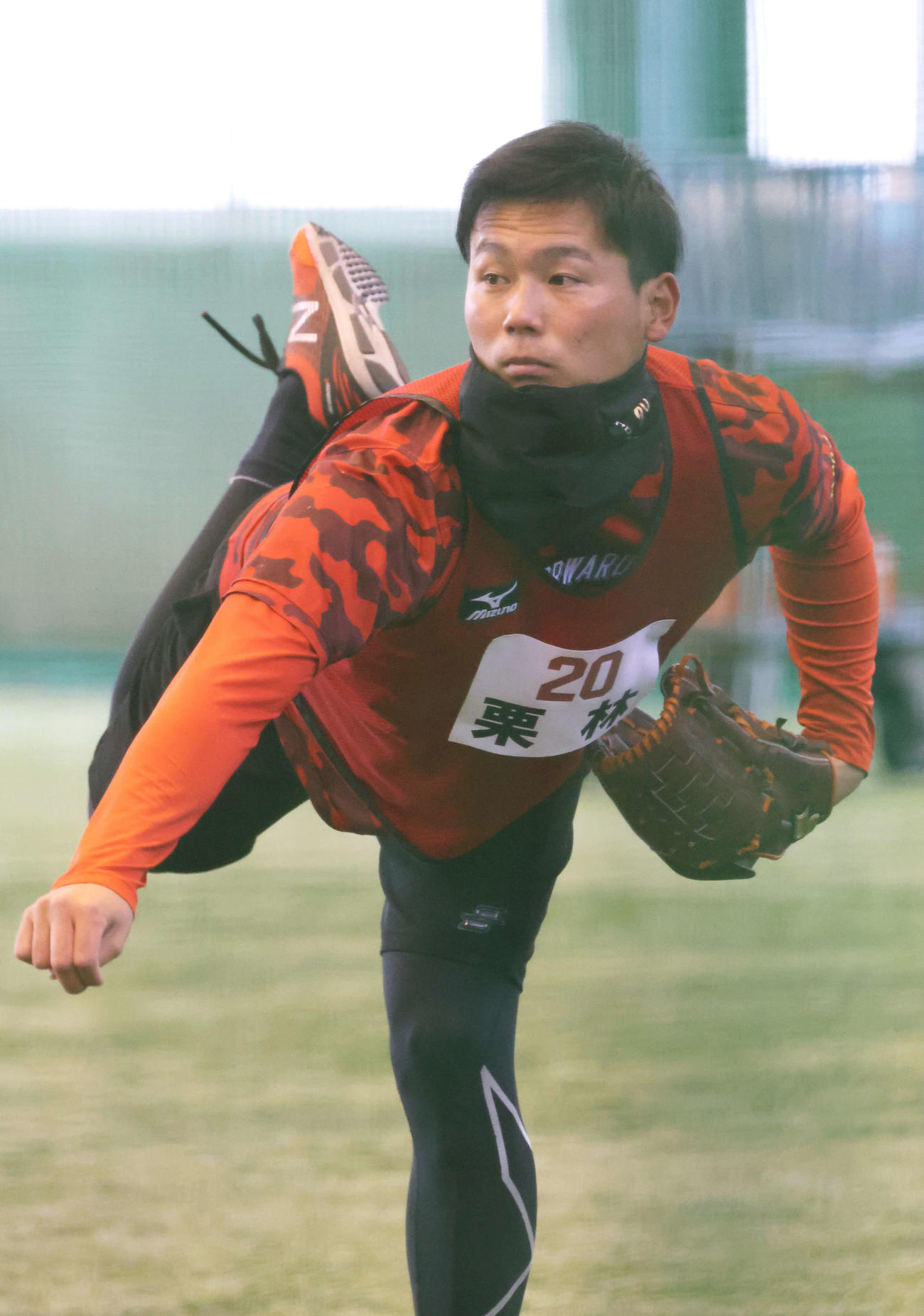 広島新人合同自主トレ　キャッチボールをするドラフト1位の栗林（撮影・加藤孝規）