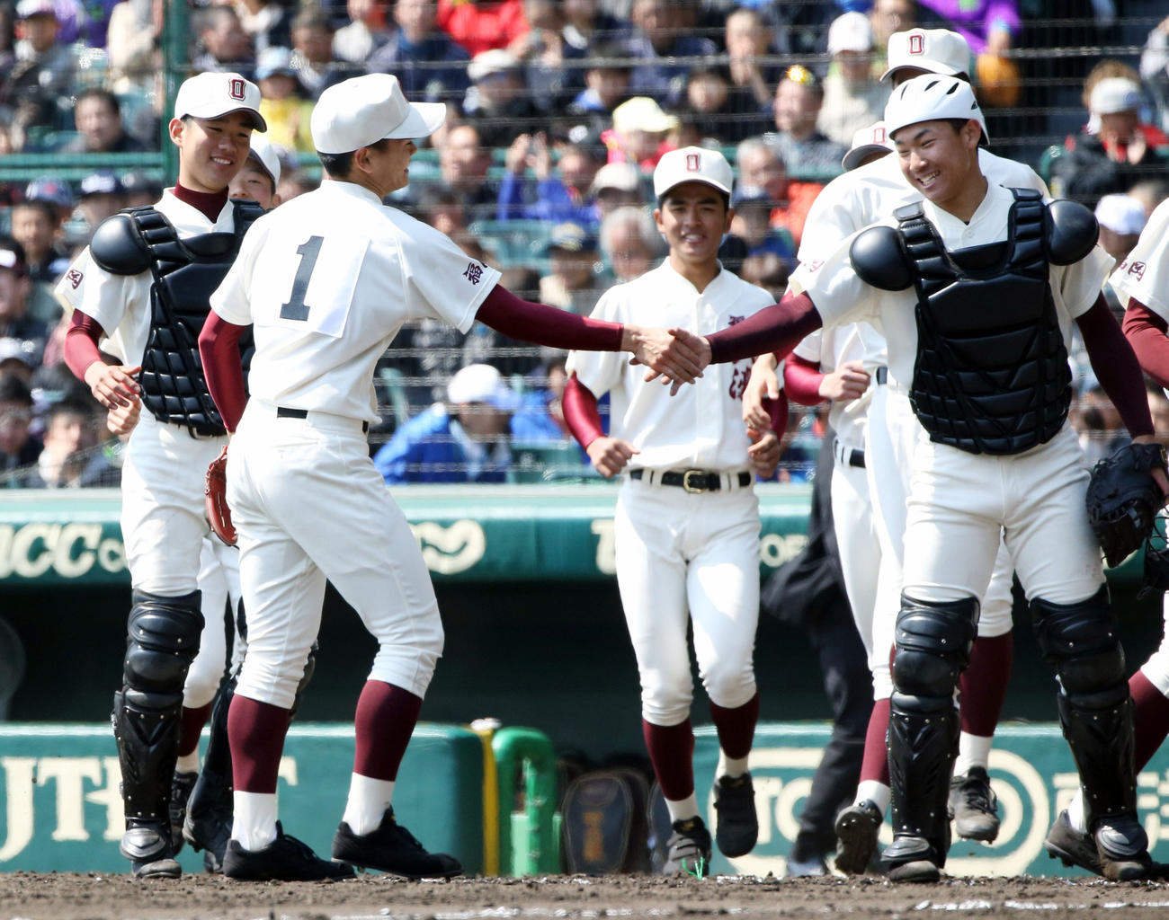 17年3月28日、第89回選抜高校野球大会　福岡大大濠対滋賀学園　最後の打者を仕留め捕手古賀悠斗（右）と握手する三浦銀二（左から2人目）