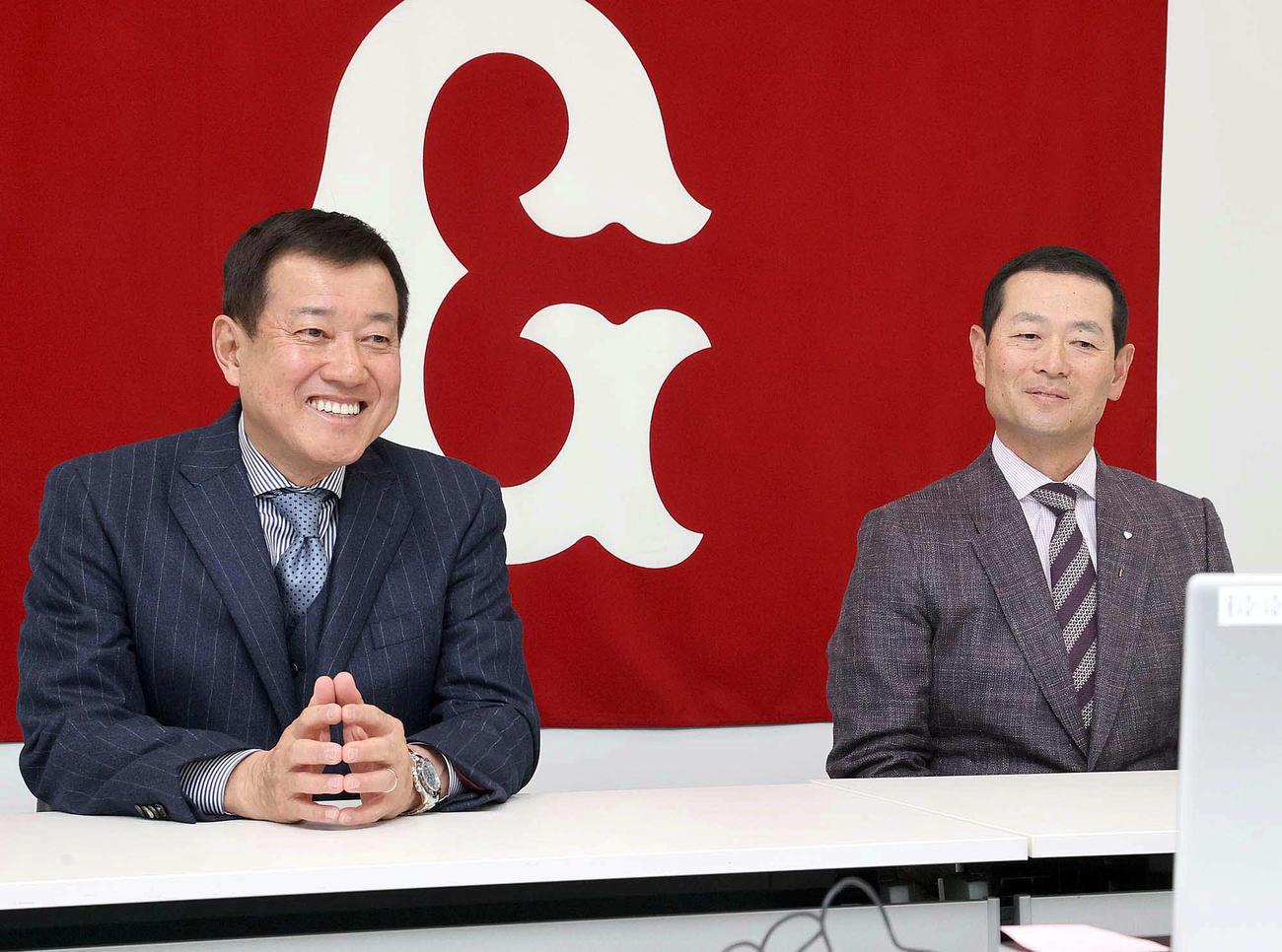 桑田投手チーフコーチ補佐（右）の就任会見で笑顔を見せる原監督（球団提供）