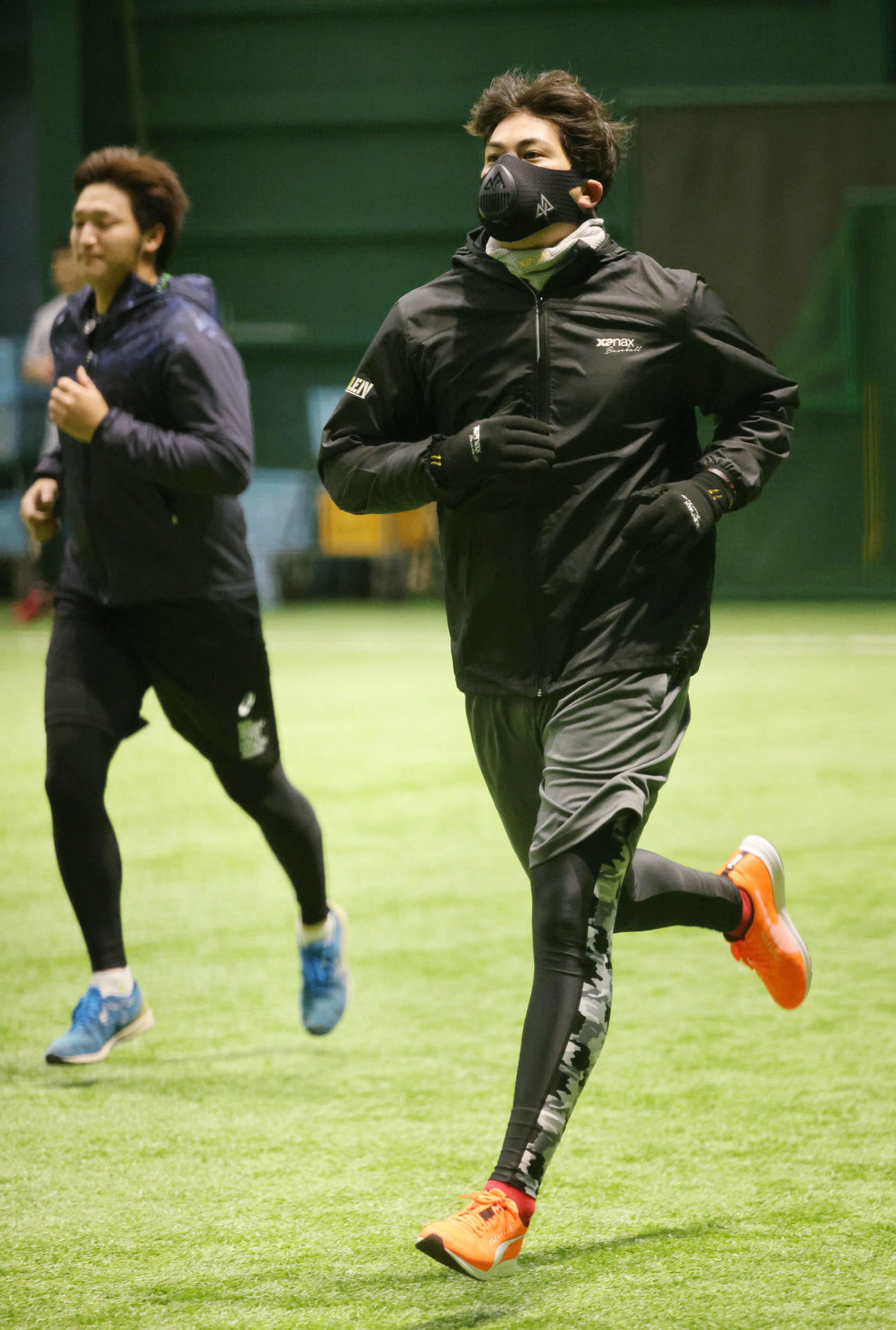 マスクを付けて走り込む九里。左は床田（撮影・加藤孝規）