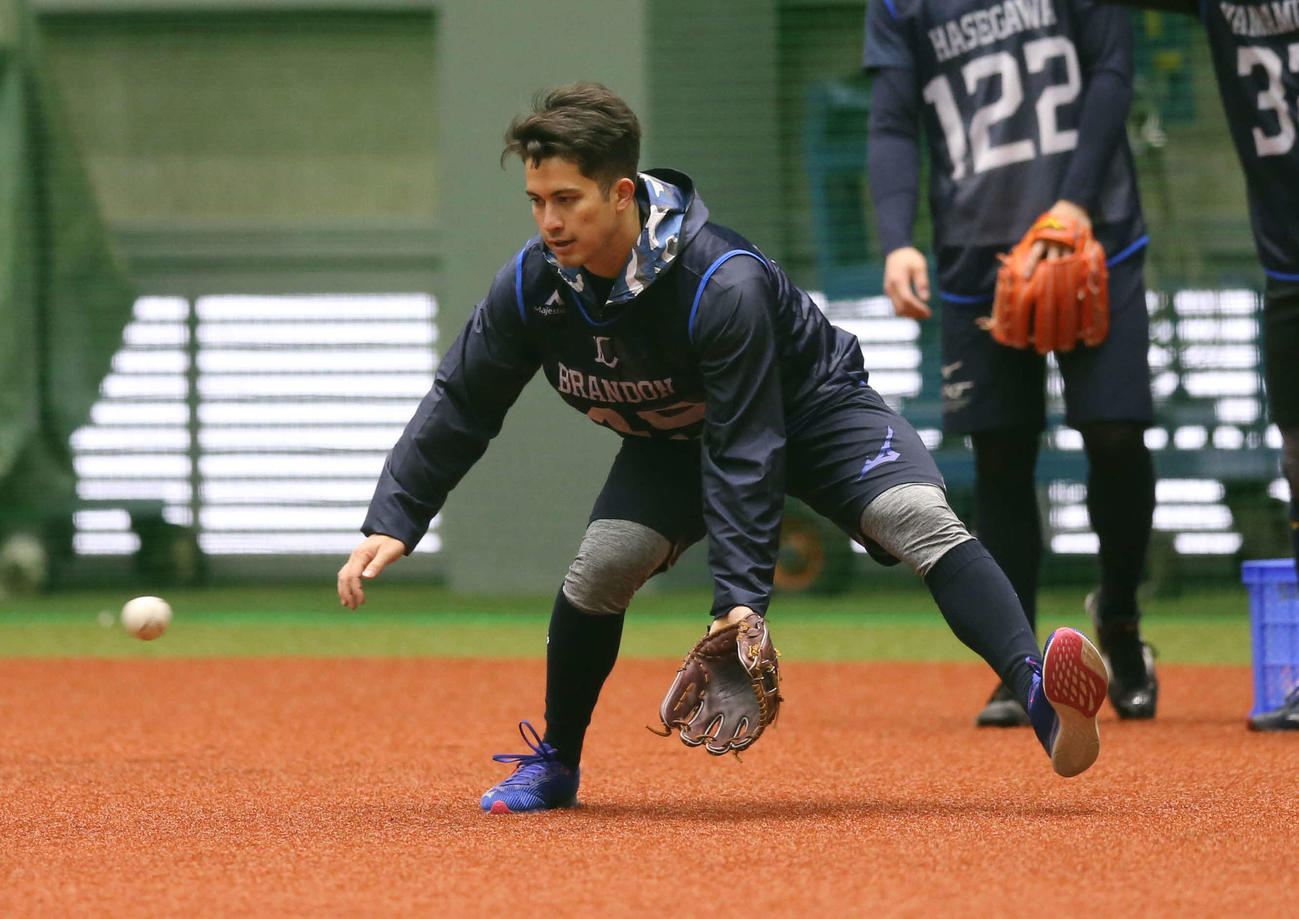ノックを受ける西武ドラフト6位タイシンガー（代表撮影）