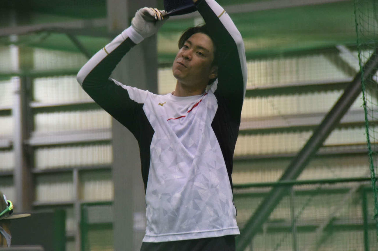 打撃練習中に汗をぬぐう日本ハム松本剛（球団提供）