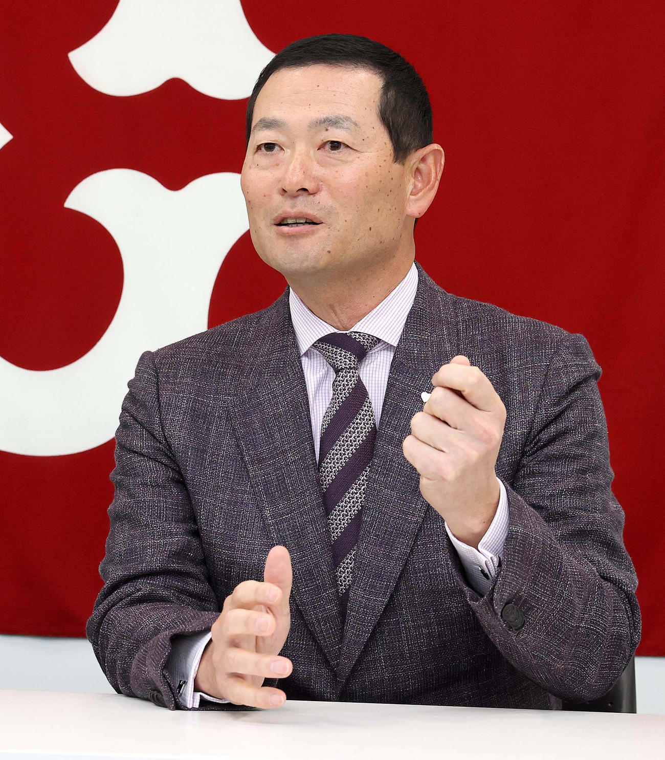 就任会見で話をする桑田投手チーフコーチ補佐（球団提供）