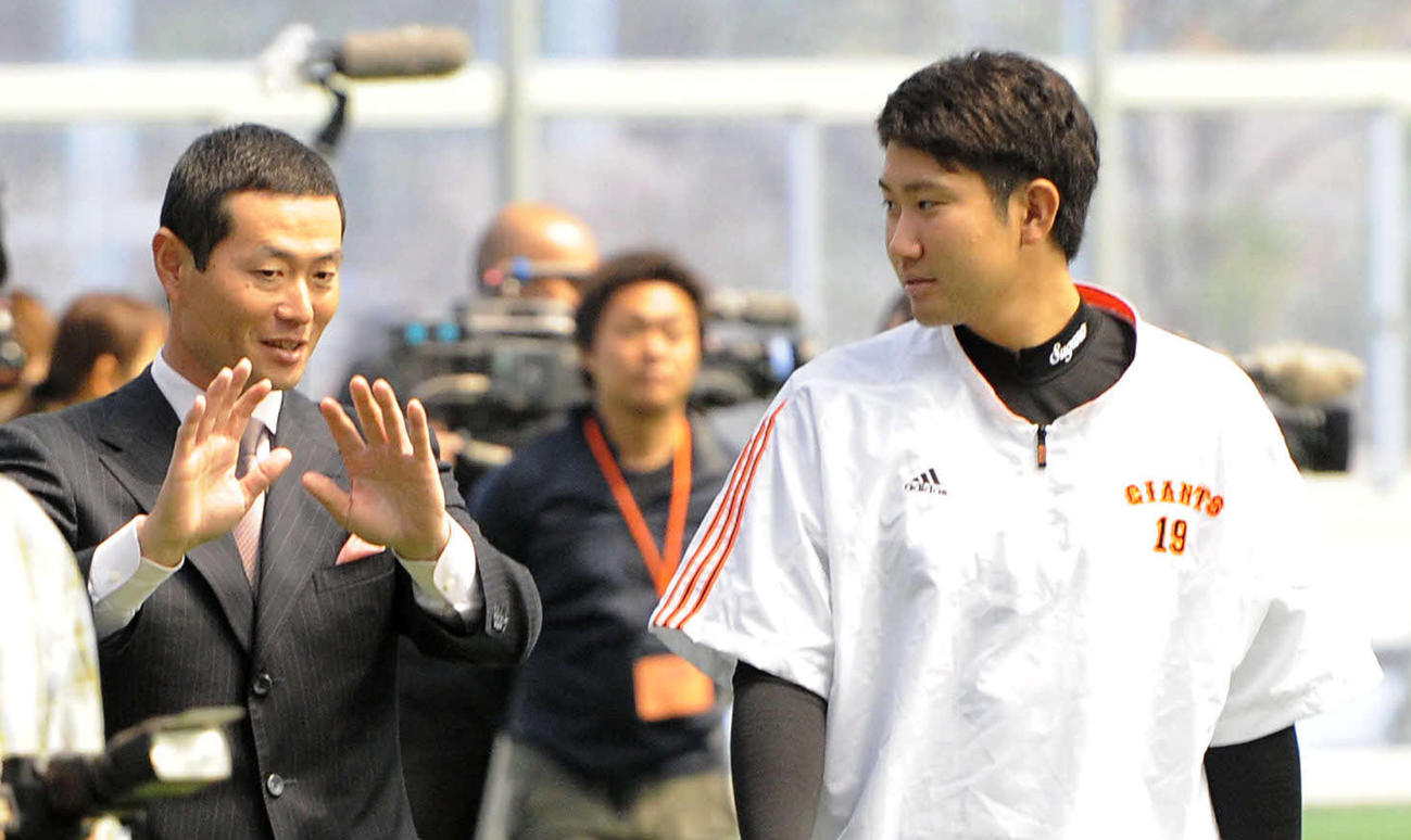 巨人菅野（右）は桑田氏の言葉を真剣な表情で聞く（2013年2月5日）