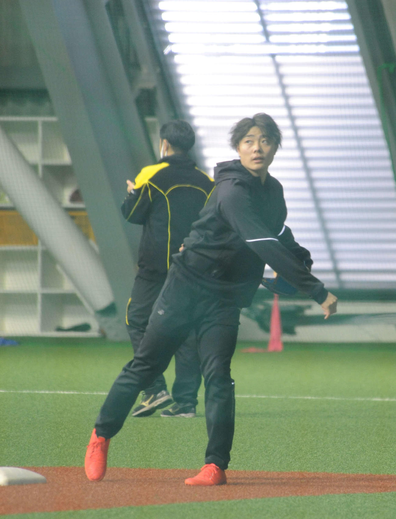 キャッチボールを行うソフトバンクの松本裕樹投手（撮影・浦田由紀夫）