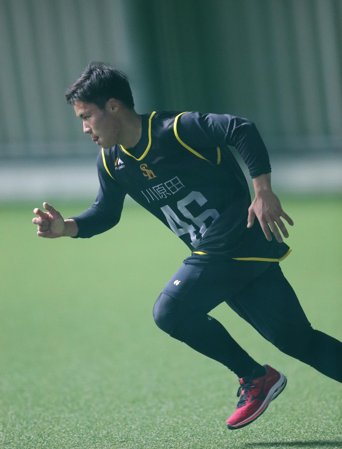 インターバル走で汗を流す川原田純平（撮影・梅根麻紀）
