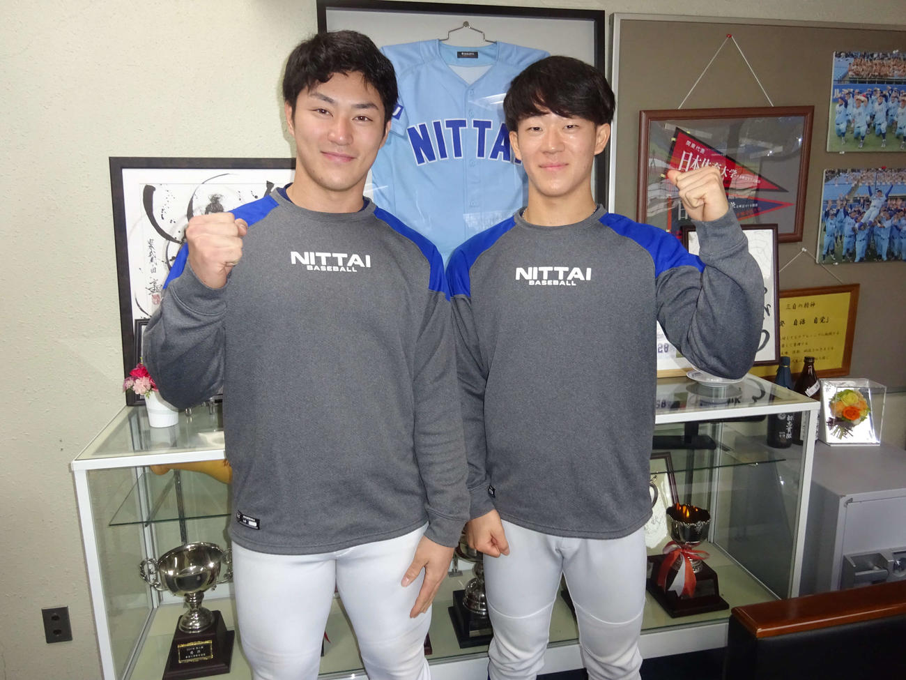 練習始めでリーグ連覇と日本一を誓う、左から主将の猪原と矢沢（撮影・保坂淑子）