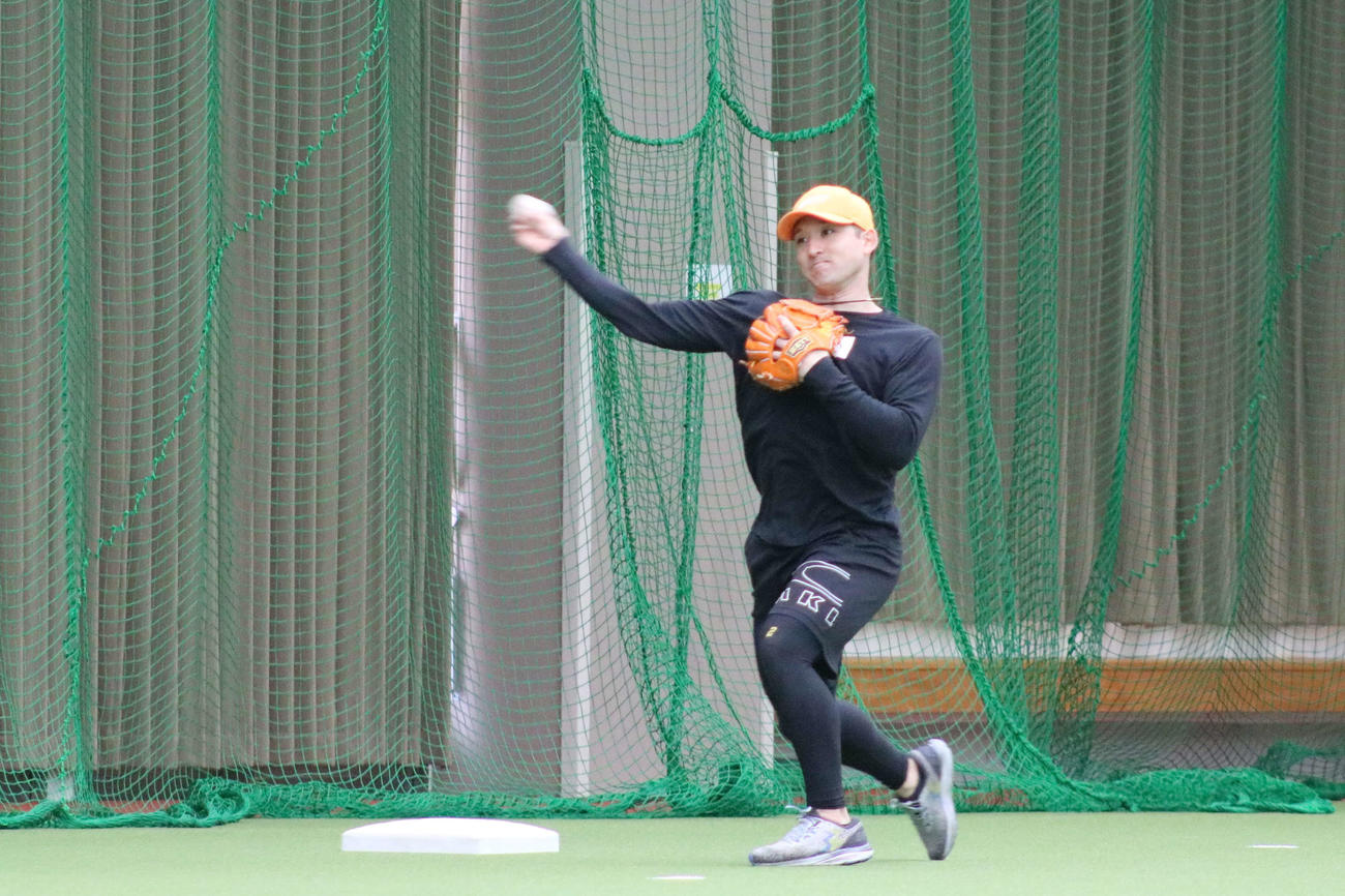 沖縄の離島で自主トレを行う日本ハム杉谷