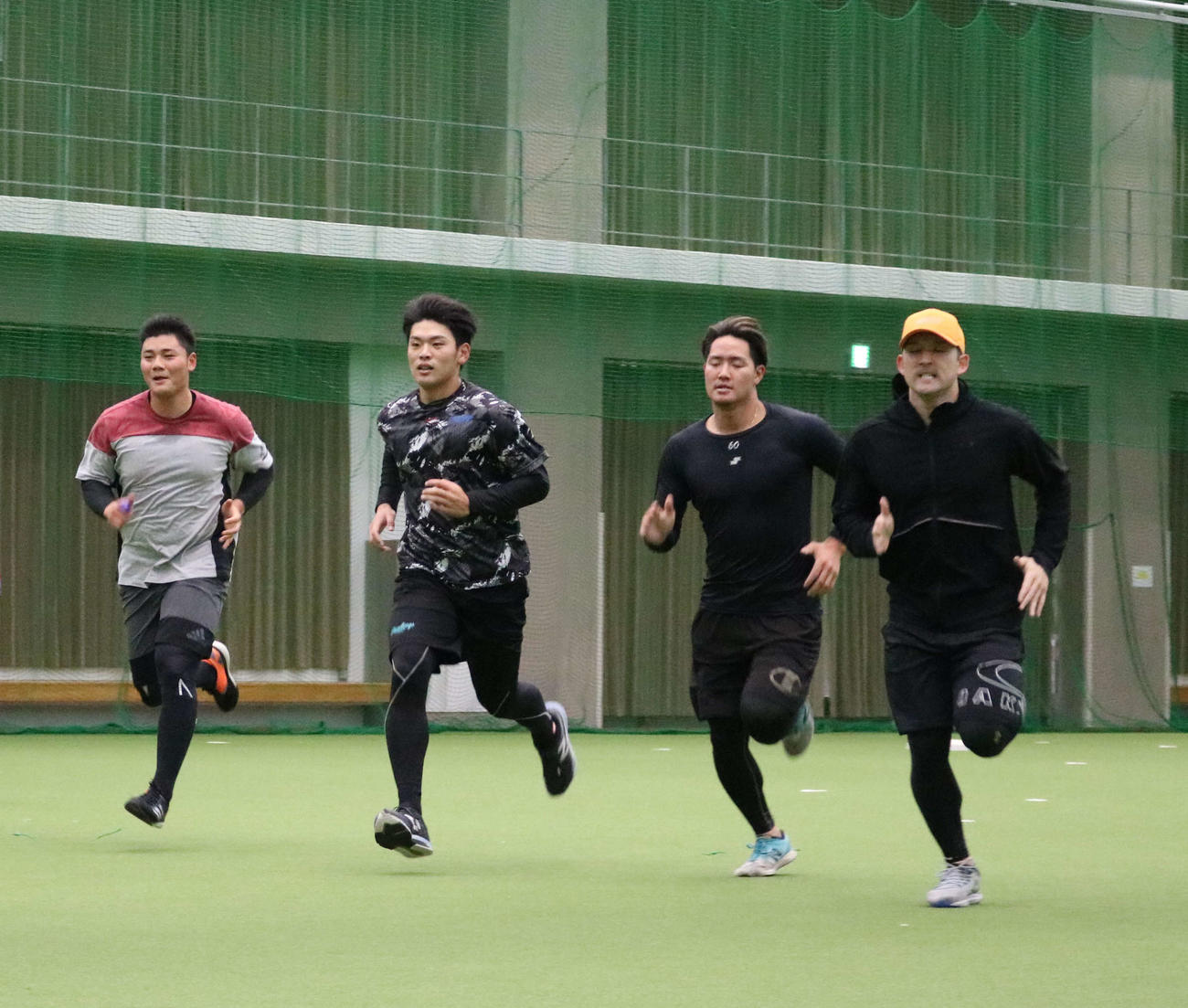 沖縄の離島で自主トレを行う、左から日本ハム清宮、野村、郡、杉谷