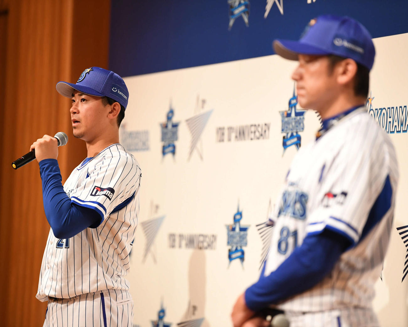 新シーズンに向け意気込みを語るDeNA今永（左）。右は三浦監督（撮影・横山健太）