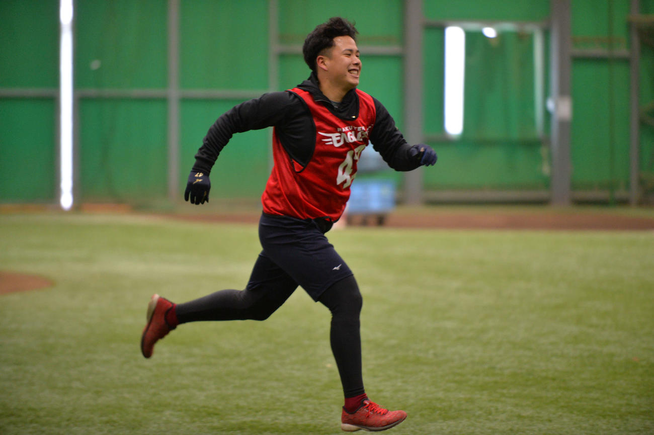 笑顔でダッシュする楽天ドラフト3位藤井（撮影・桑原幹久）