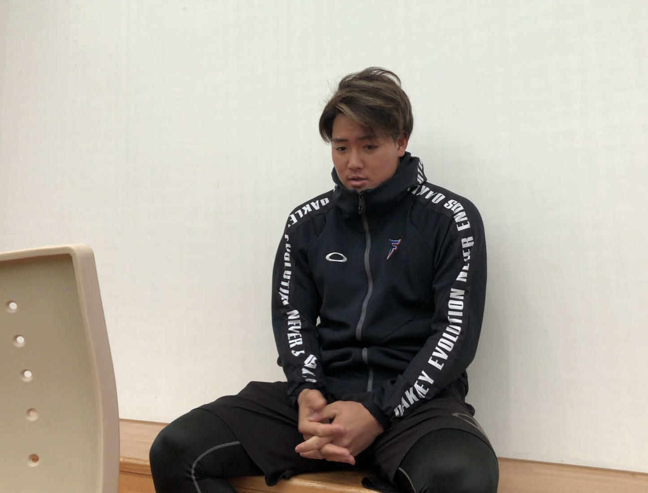 自主トレを行う沖縄の離島でオンライン取材を受けた日本ハム郡