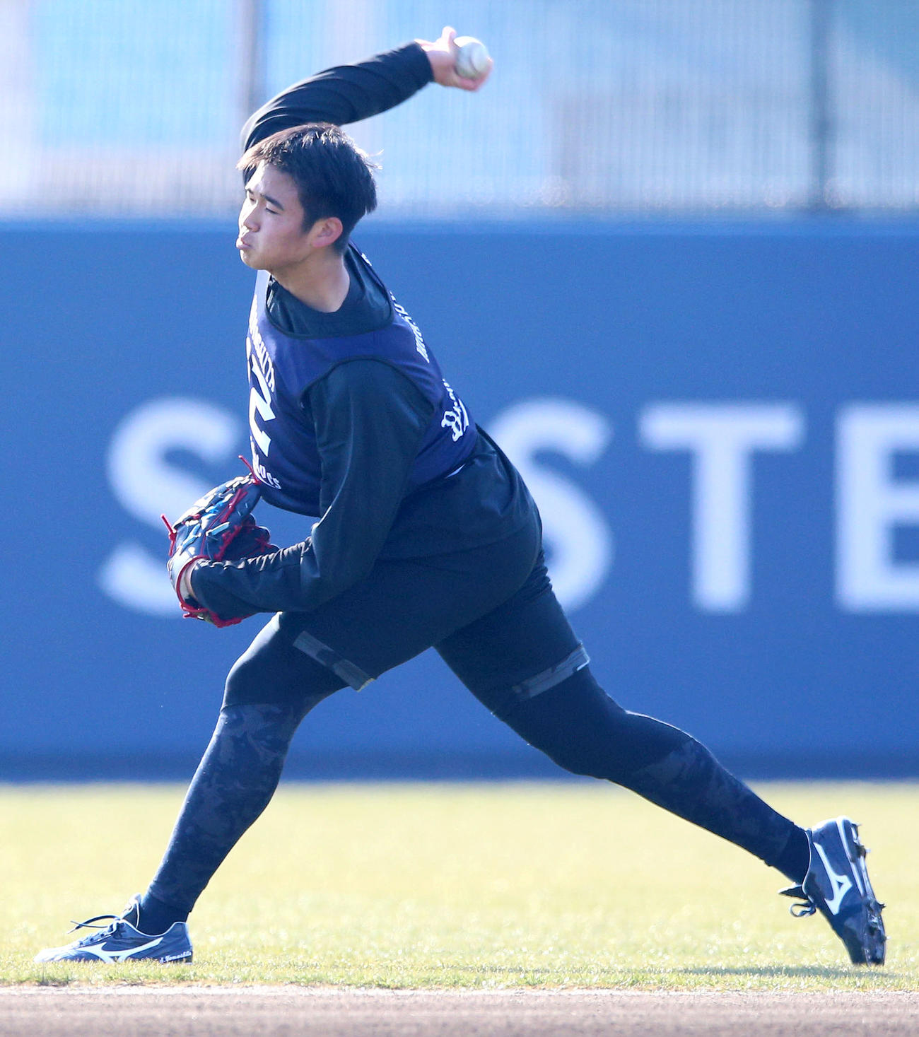 山下舜平大はキャッチボールで汗を流す（撮影・上山淳一）
