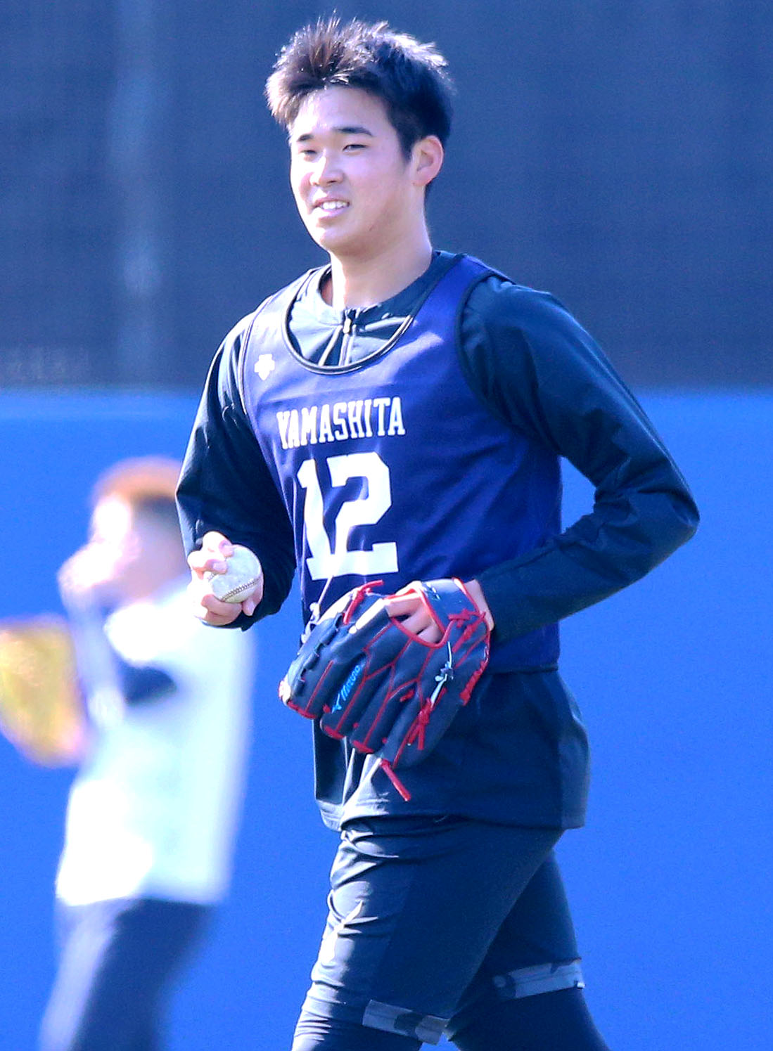 山下舜平大はキャッチボールで汗を流す（撮影・上山淳一）