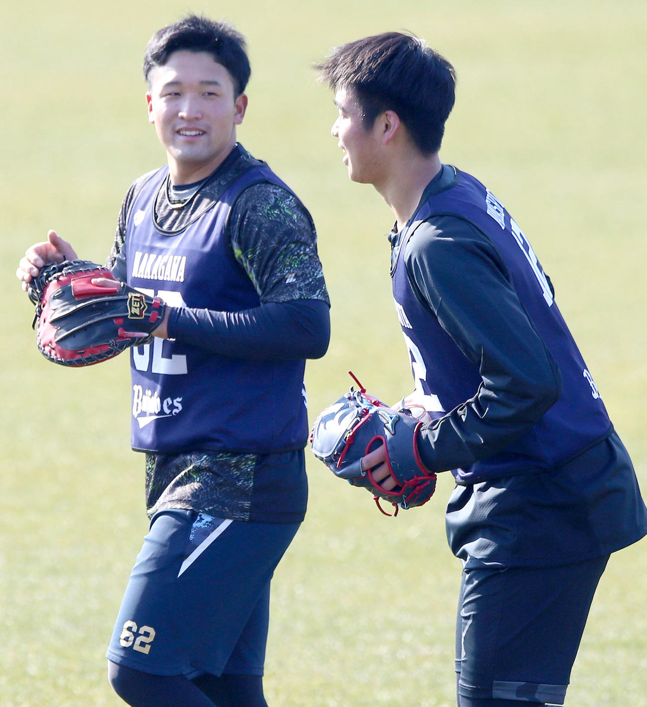 中川拓真（左）は山下舜平大とキャッチボールを終え笑顔を見せる（撮影・上山淳一）