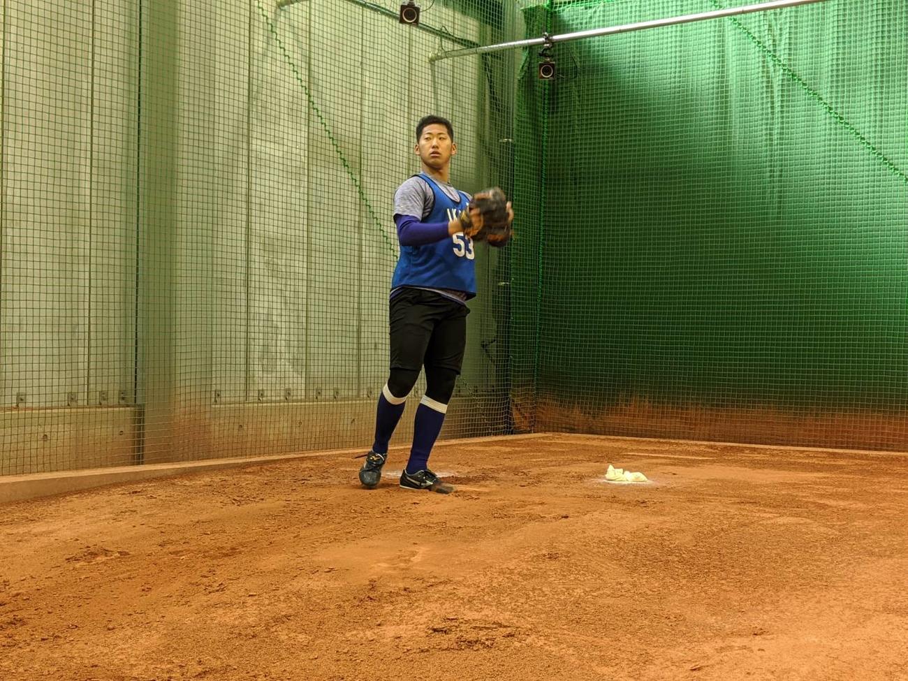 DeNAの新人合同自主トレで、ドラフト5位の池谷が初めてブルペンで捕手を立たせて投球した（球団提供）