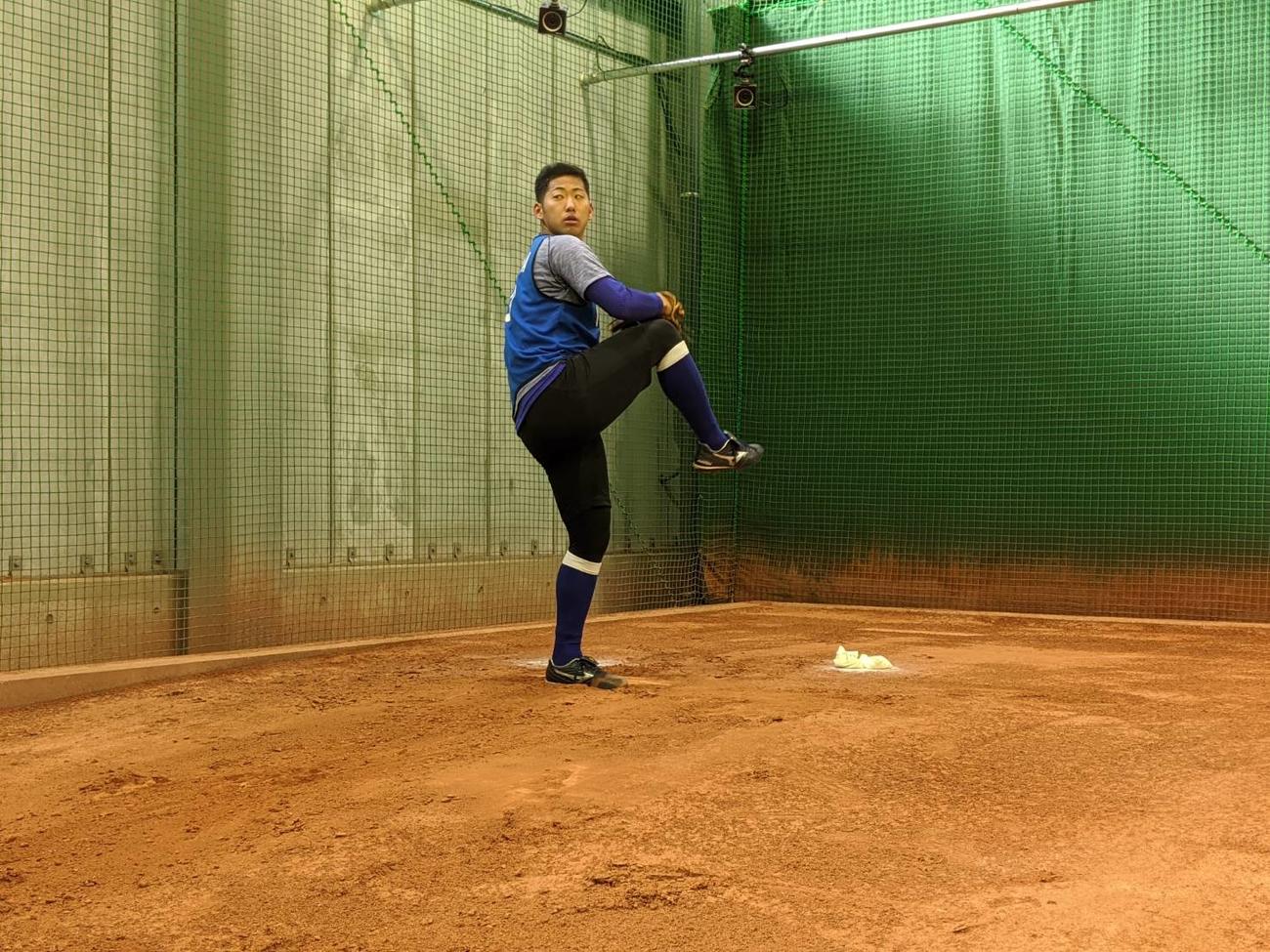 DeNAの新人合同自主トレで、ドラフト5位の池谷が初めてブルペンで捕手を立たせて投球した（球団提供）