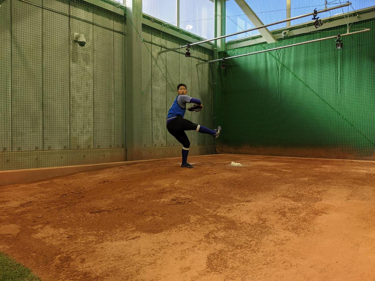 DeNAの新人合同自主トレで、ドラフト5位の池谷が初めてブルペンで捕手を立たせて投球した（球団提供）
