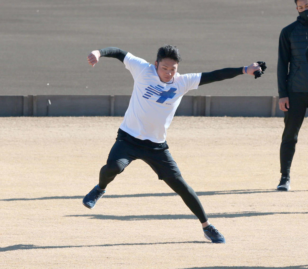フィジカルトレーニングする日本ハム伊藤（撮影・黒川智章）