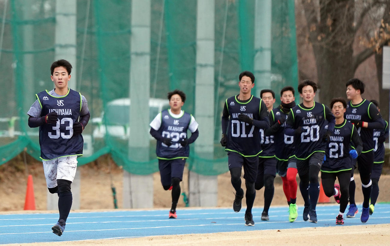 11日、新人合同自主トレのランニングで先頭を走るヤクルト内山（代表撮影）