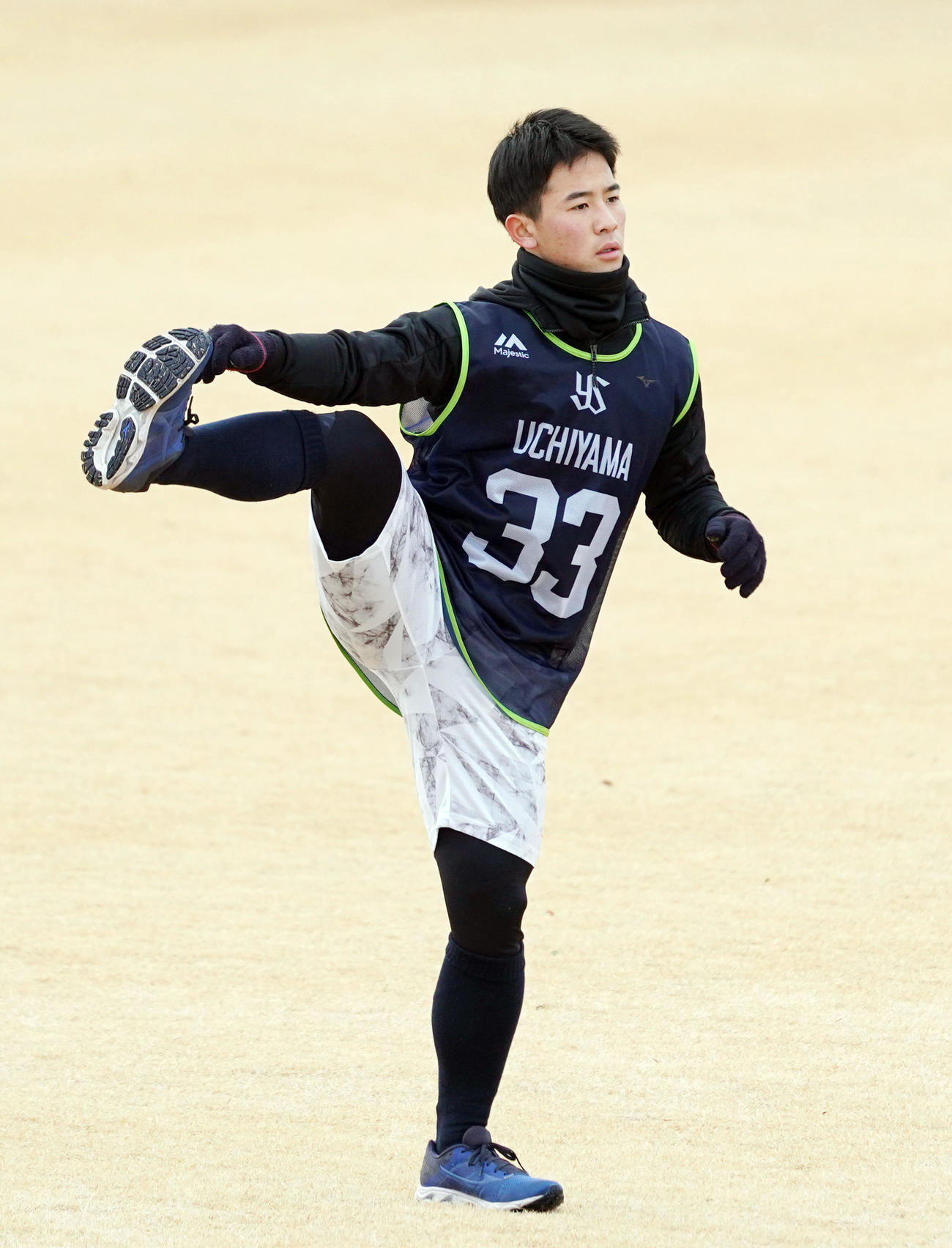 11日、新人合同自主トレでウオーミングアップをするヤクルト内山（代表撮影）