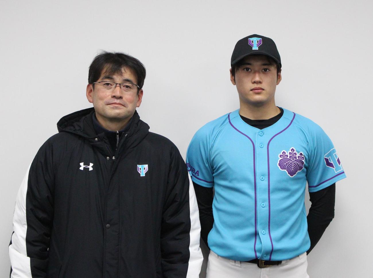 筑波大の川村監督（左）と佐藤（撮影・保坂恭子）