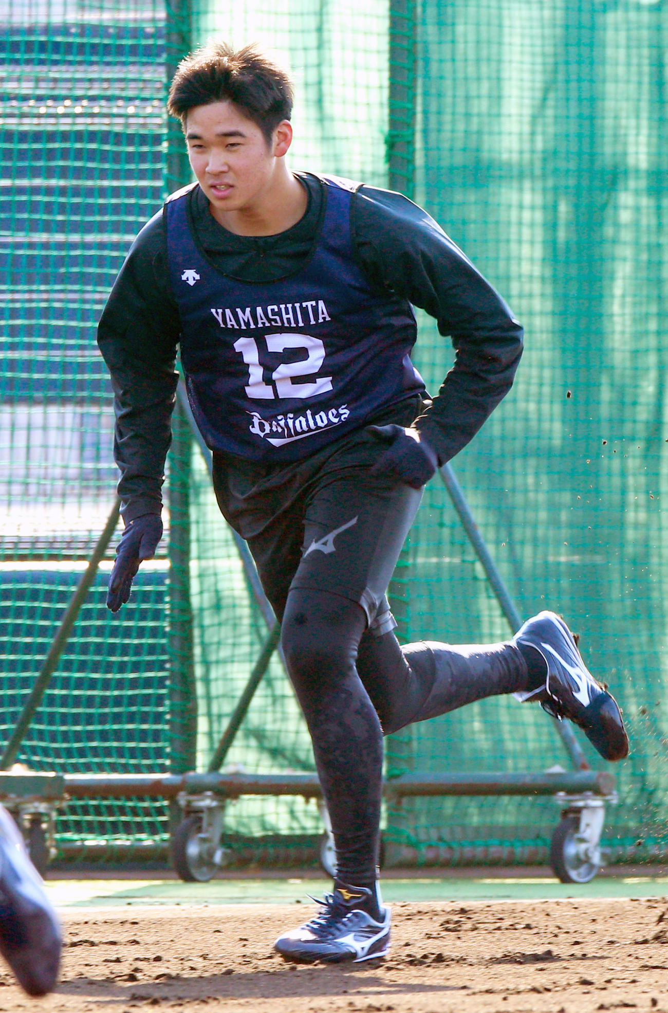 新人合同自主トレでダッシュする山下（撮影・上山淳一）