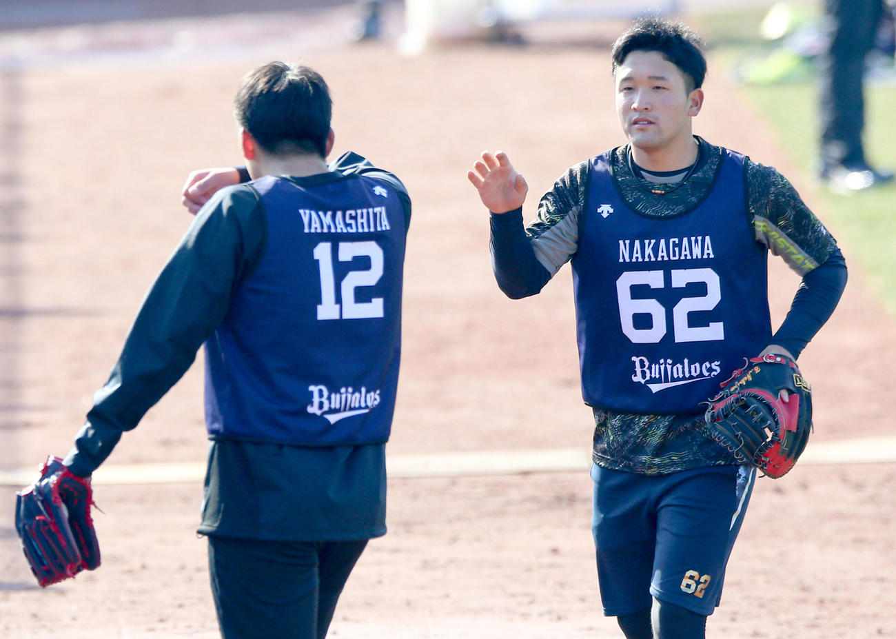 新人合同自主トレで中川拓真（右）は山下舜平大とキャッチボールを終え移動する（撮影・上山淳一）