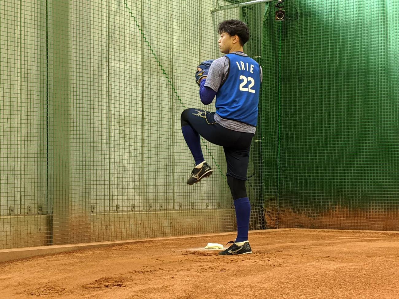 DeNAの新人合同自主トレで、ドラフト1位の入江が初めてブルペンで捕手を立たせて投球した（球団提供）