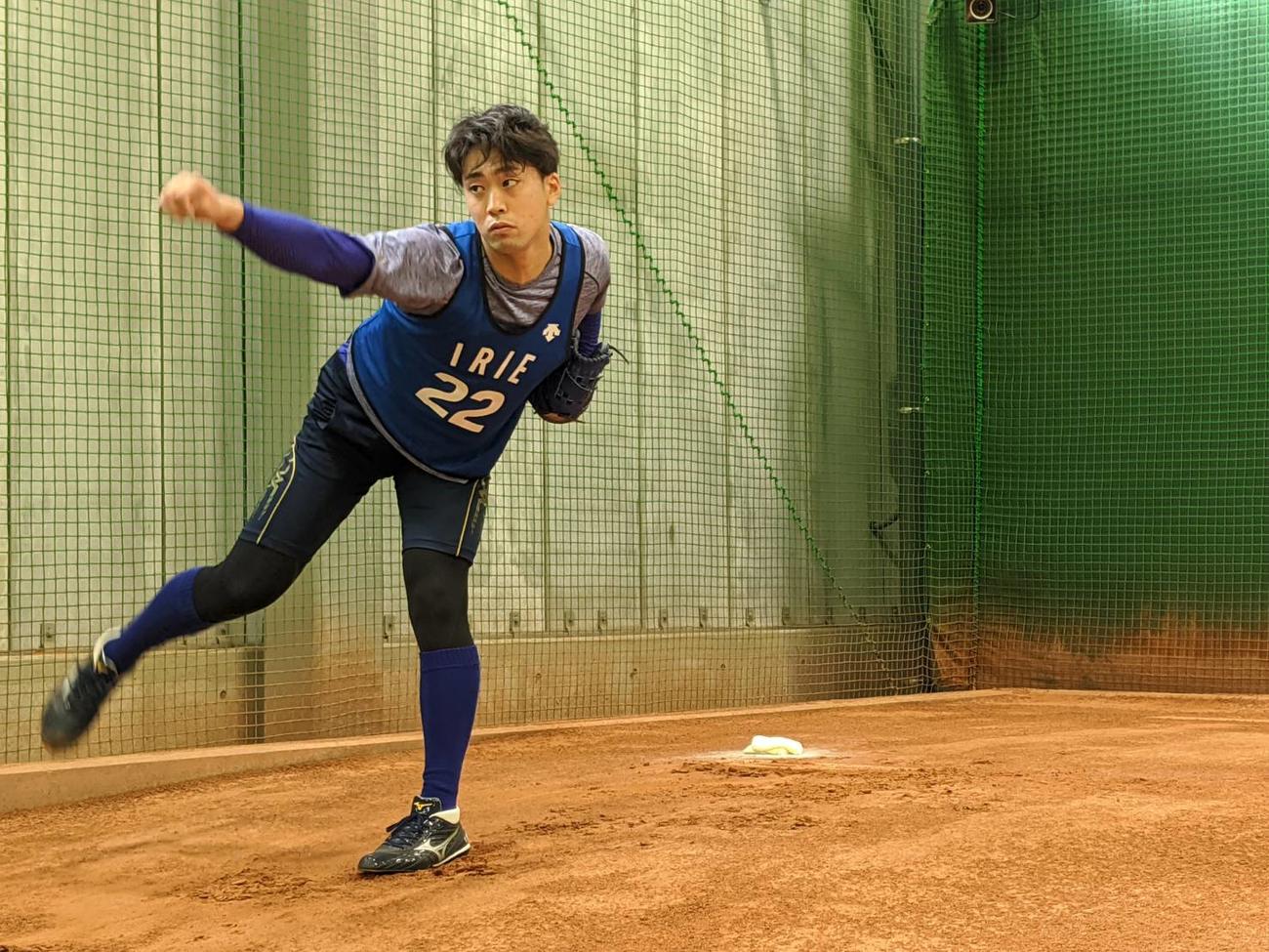DeNAの新人合同自主トレで、ドラフト1位の入江が初めてブルペンで捕手を立たせて投球した（球団提供）