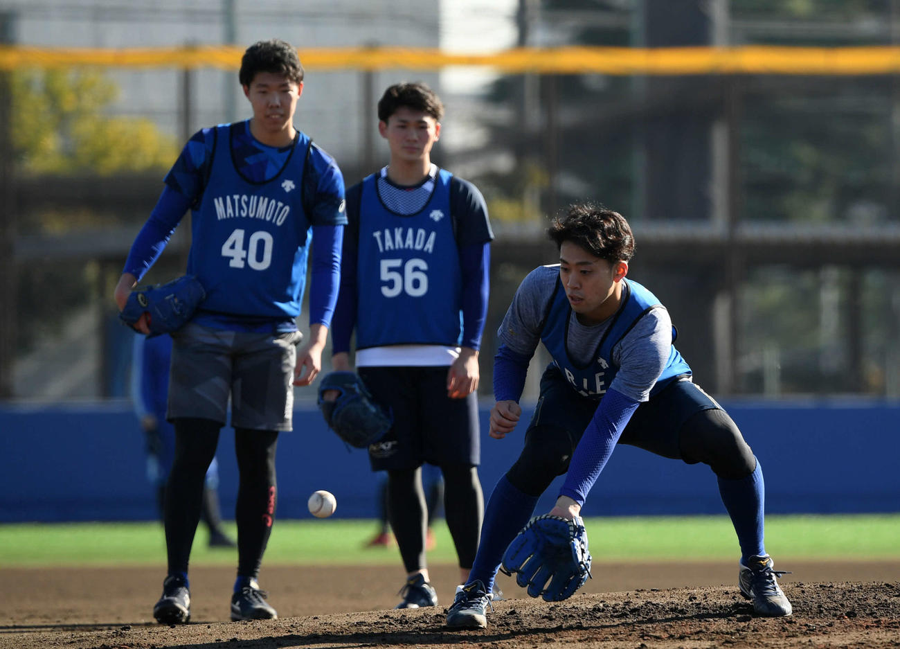 ノックで軽快な動きを見せるDeNA入江（右）。左から松本、高田（撮影・横山健太）