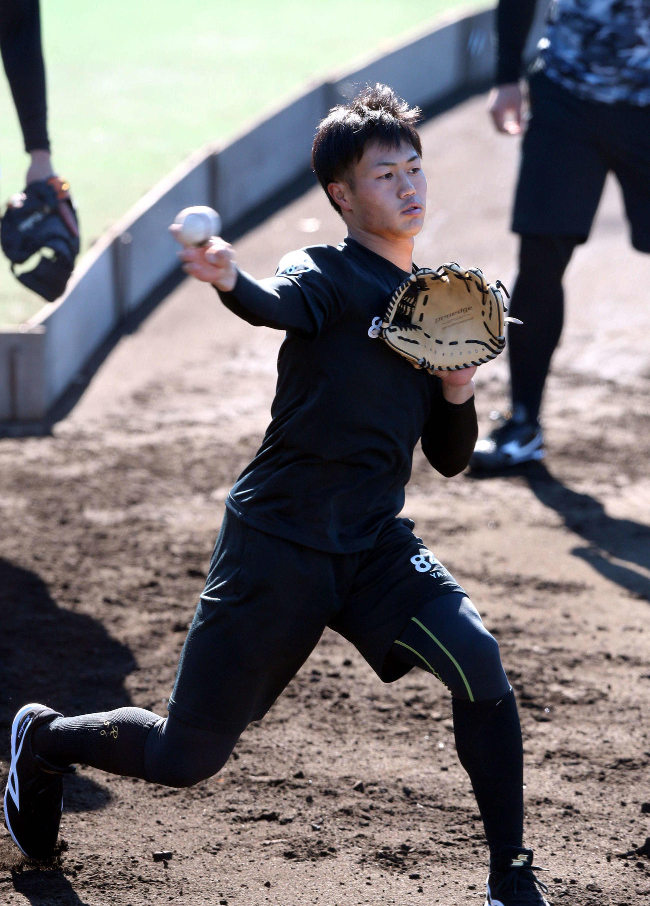 ノックを受け送球する日本ハム細川（撮影・黒川智章）