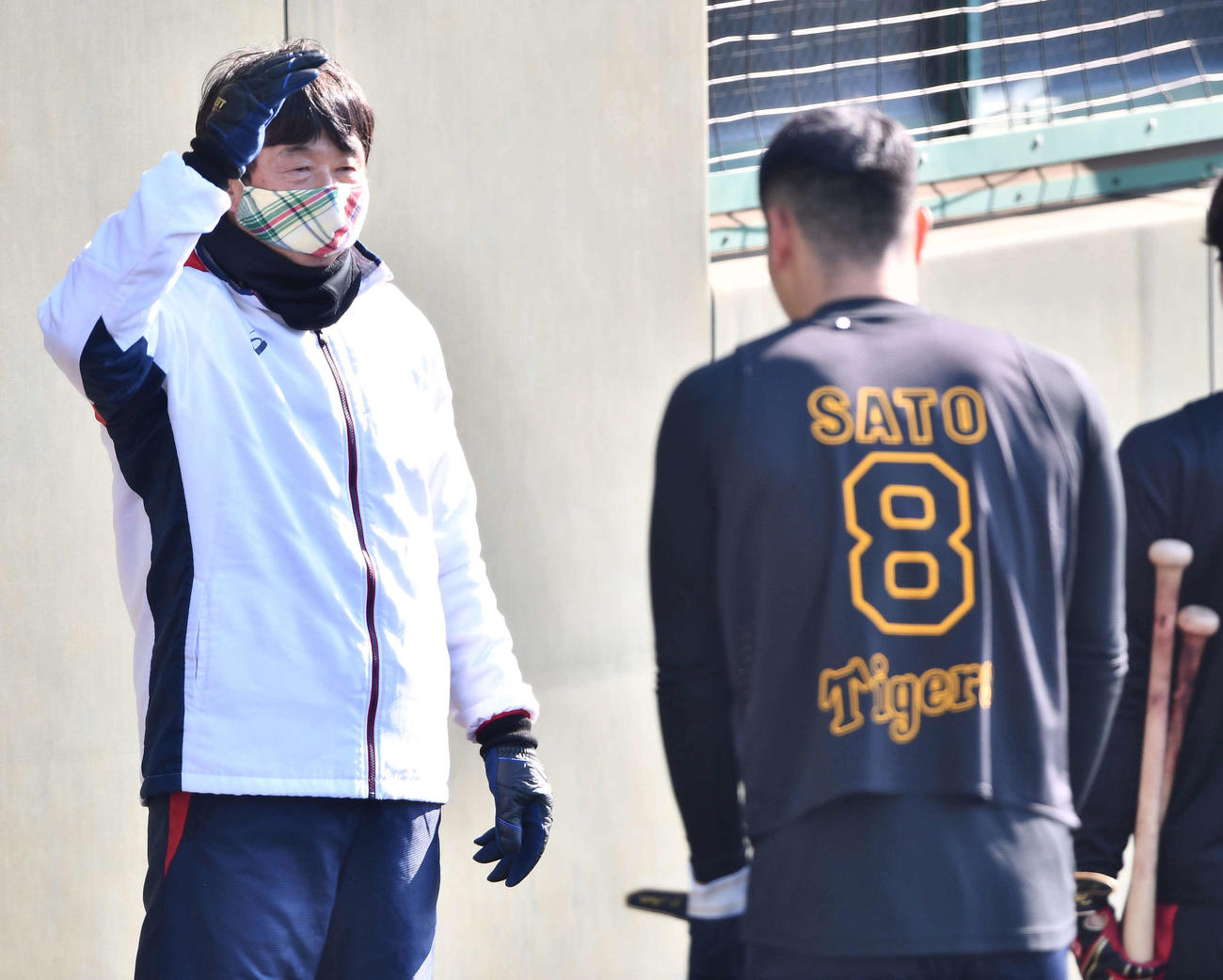 佐藤輝のあいさつに手を上げて応える平田2軍監督（代表撮影）