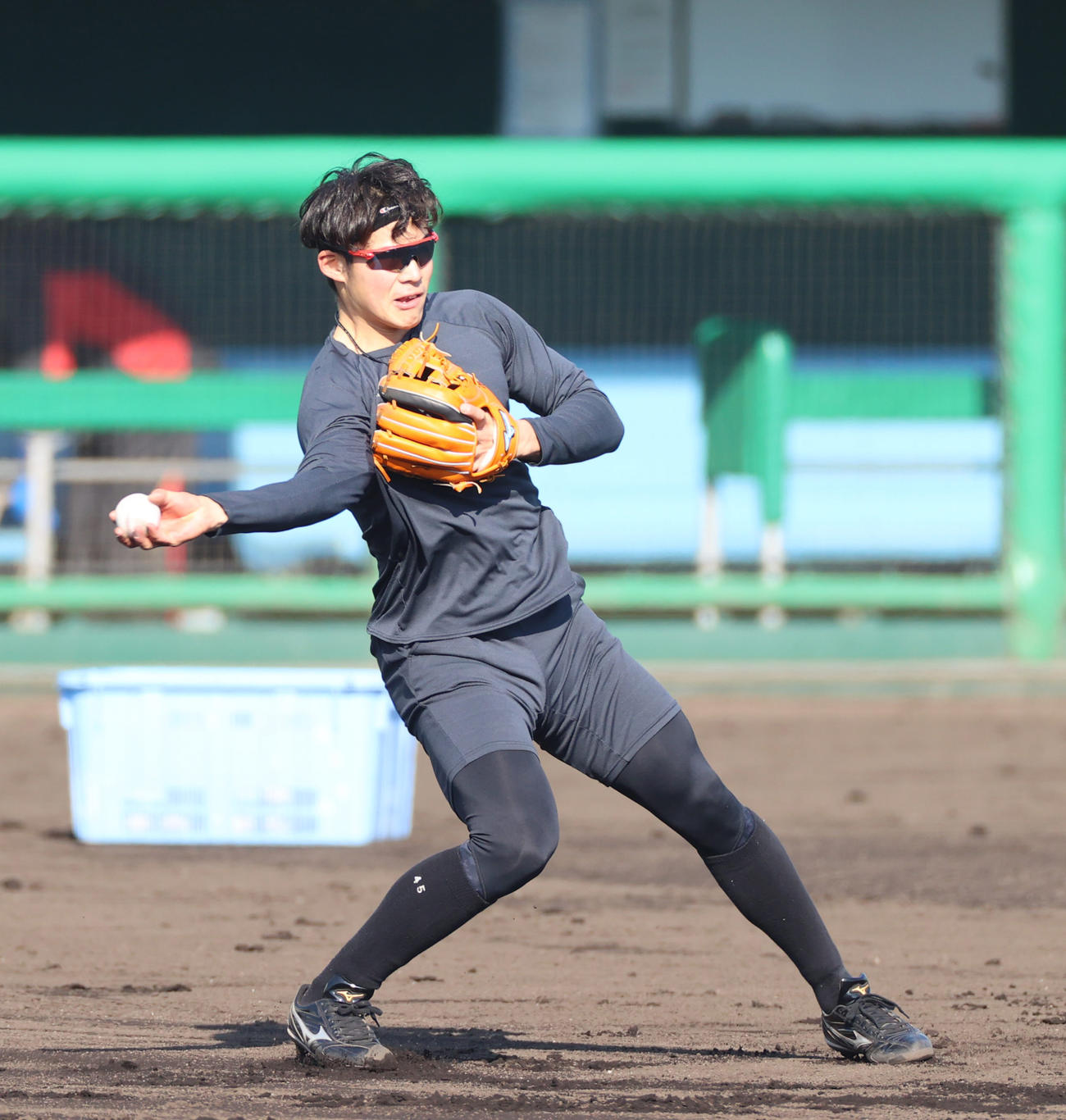 内野でノックを受ける遠藤成（代表撮影）