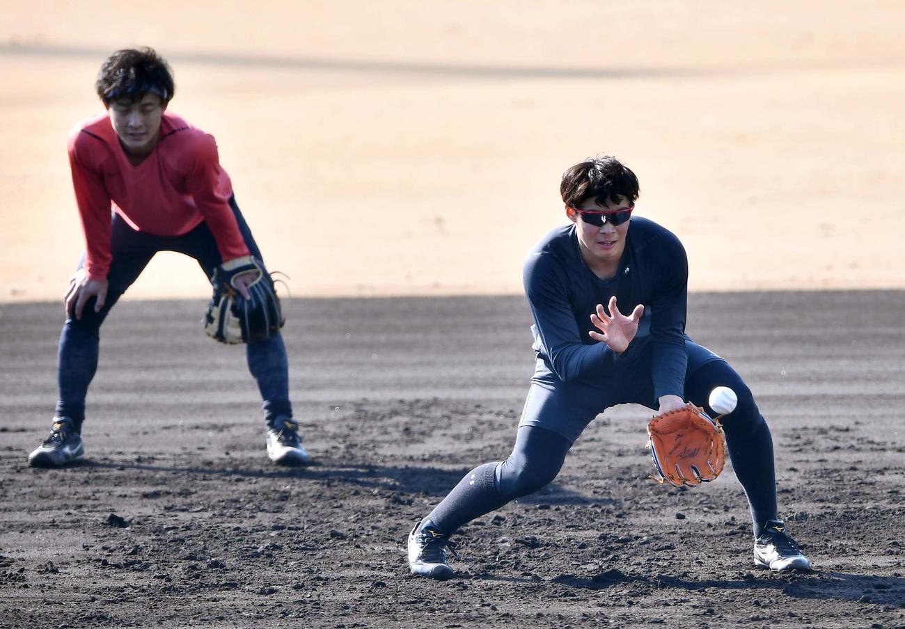 ノックを受ける遠藤成（右）と熊谷敬宥（代表撮影）