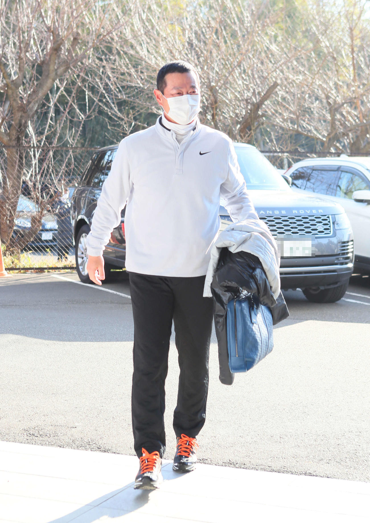 クラブハウスに入る巨人桑田投手チーフコーチ補佐（一部加工）（撮影・足立雅史）