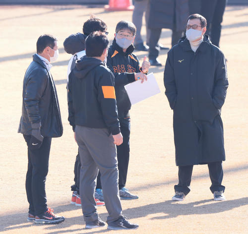 練習を視察する巨人原監督(右端)、桑田投手チーフコーチ補佐(左端)ら(撮影・足立雅史)