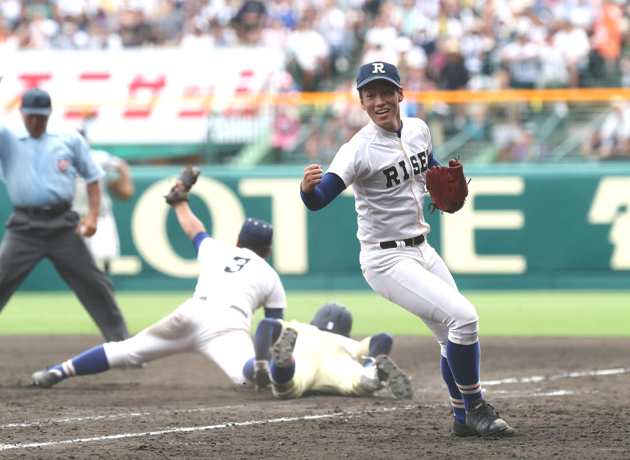 19年夏の甲子園で初優勝を決め、ガッツポーズで駆けだす履正社・岩崎（2019年8月22日）
