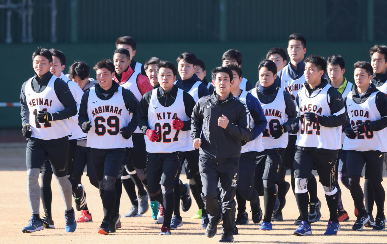 ランニングする巨人平内（左端）ら新人選手たち（撮影・足立雅史）