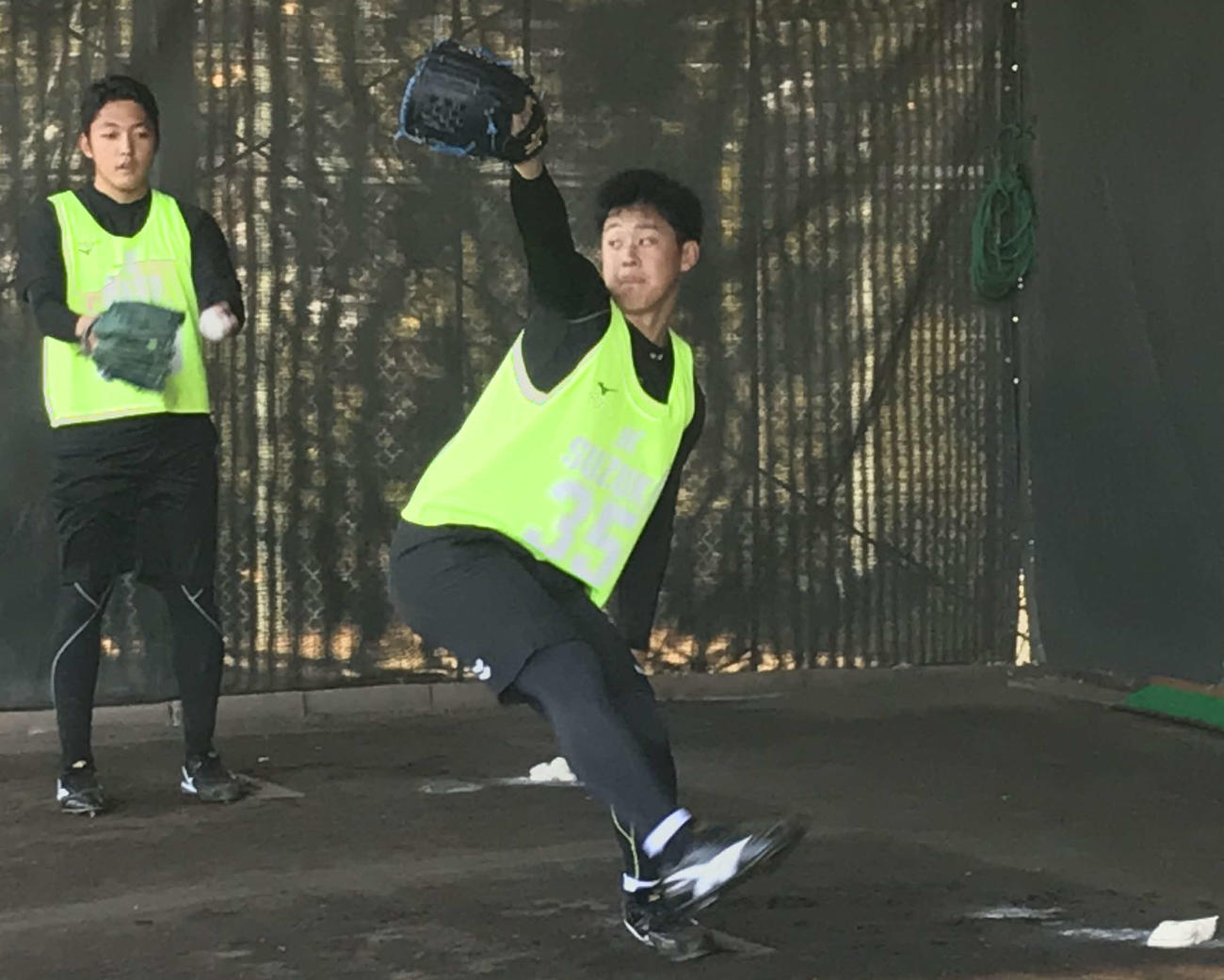 新人合同自主トレでブルペン入りしたロッテ鈴木昭汰（球団提供）