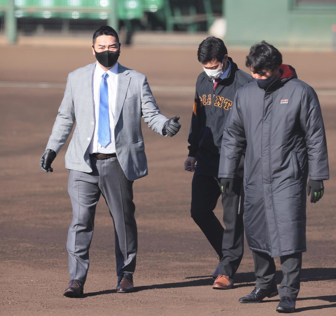 新人合同自主トレ中、グラウンドの状態を確かめる巨人阿部2軍監督（左）（撮影・足立雅史）