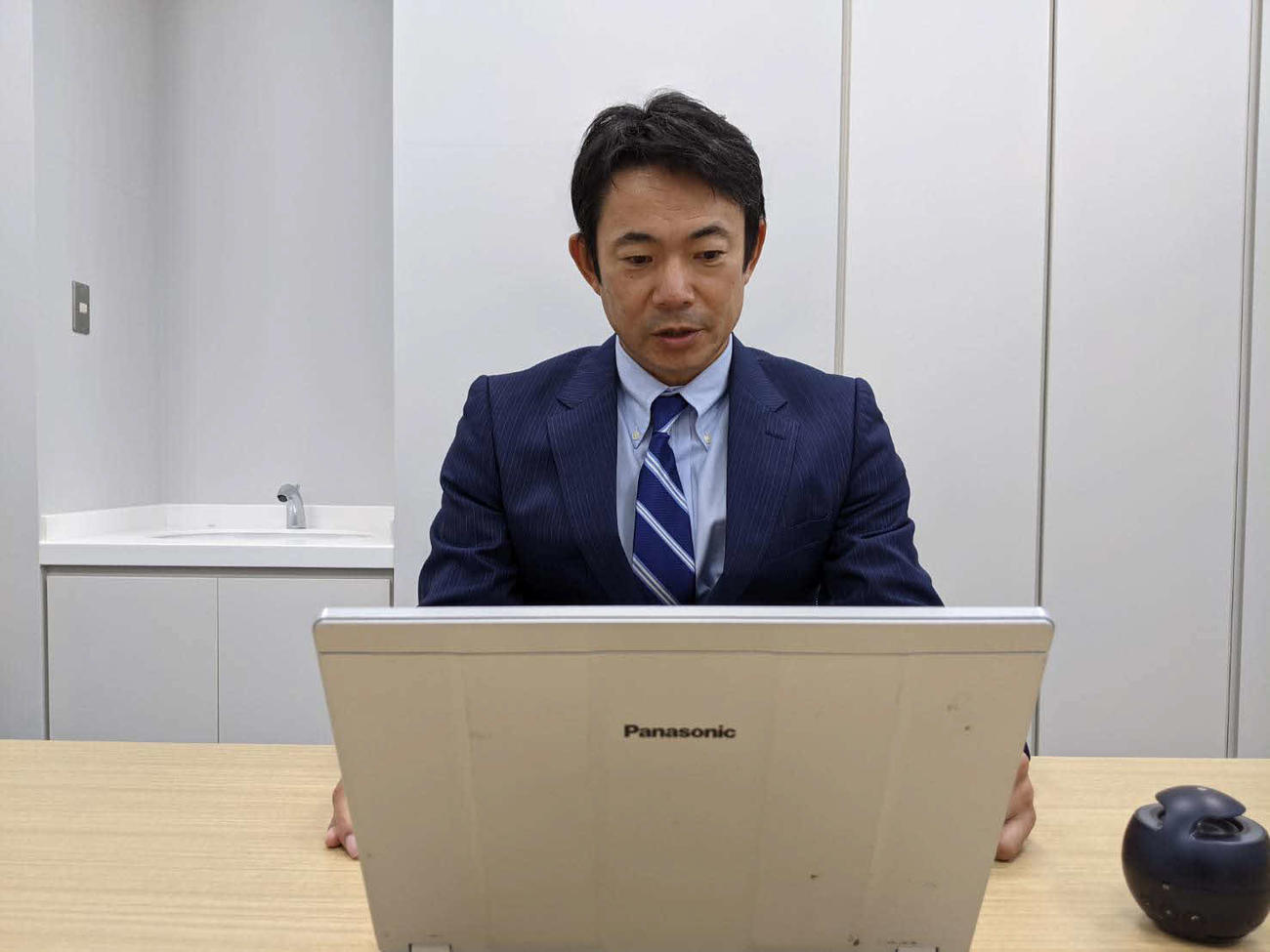 オンラインで行われたイースタン・リーグ監督会議に参加したDeNA仁志2軍監督は、オンライン取材に応じた（球団提供）
